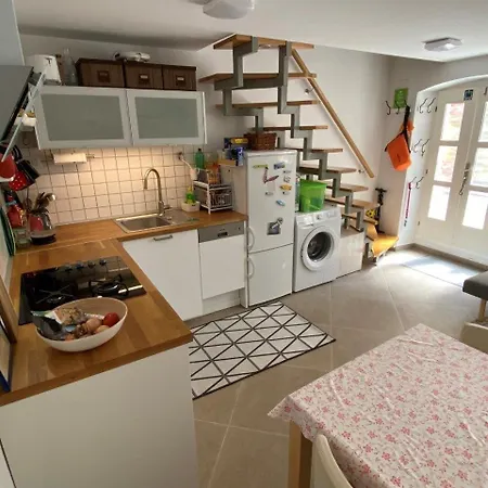 Hidden Hideaway קרס